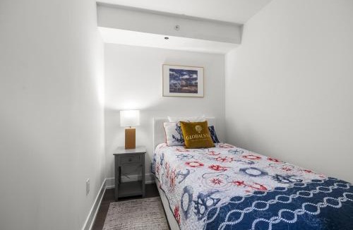 Bay Cloverhill Apartment | Modern 1Bd & Den in Downtown Toronto