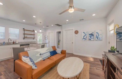 Riverside House | Modern 1BD King Cottage-Private Yard & Deck Fast Wifi + Free Parking