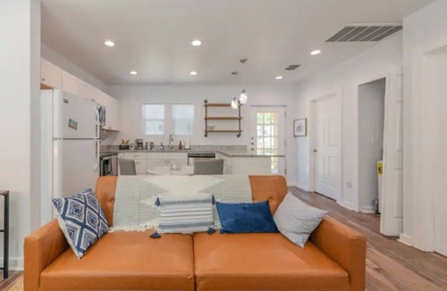 Riverside House | Modern 1BD King Cottage-Private Yard & Deck Fast Wifi + Free Parking