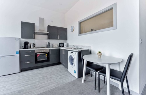 Brierley Hill Apartment | Modern 1BED Budget Apartment in Dudley