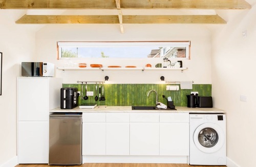 Royal Leamington Spa House | Modern 1Bed Studio with Parking, Leamington Spa | Pass the Keys