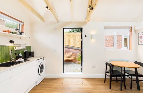 Royal Leamington Spa House | Modern 1Bed Studio with Parking, Leamington Spa | Pass the Keys