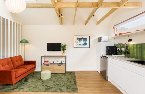 Royal Leamington Spa House | Modern 1Bed Studio with Parking, Leamington Spa | Pass the Keys