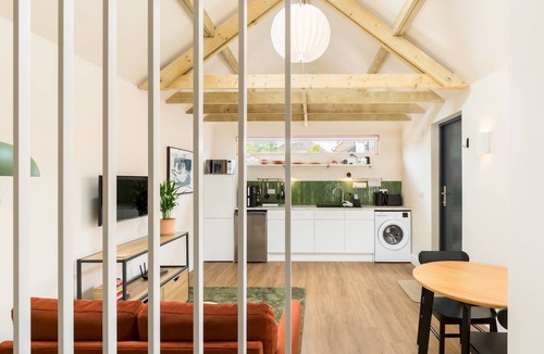 Royal Leamington Spa House | Modern 1Bed Studio with Parking, Leamington Spa | Pass the Keys