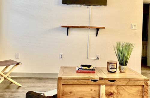 Central Southwest Apartment | ⚡️Modern 1BR/BA Mid-Rise w/ 24hr pool+Gym⚡️
