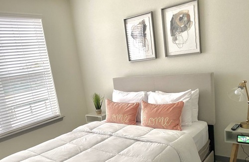 Central Southwest Apartment | ⚡️Modern 1BR/BA Mid-Rise w/ 24hr pool+Gym⚡️