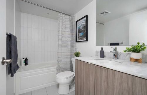 Bay Cloverhill Apartment | Modern 1BR Condo by Yorkville w Sofa Bed Sleeps 3