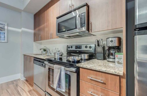Wellington Place Apartment | Modern 1BR Downtown Condo near everything,Sleeps 4