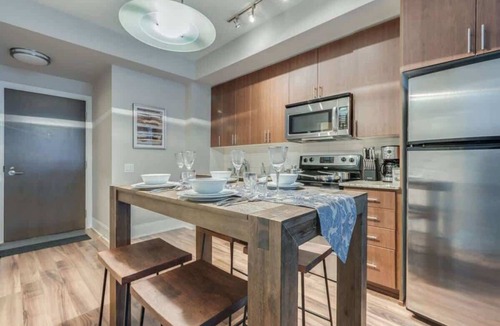 Wellington Place Apartment | Modern 1BR Downtown Condo near everything,Sleeps 4