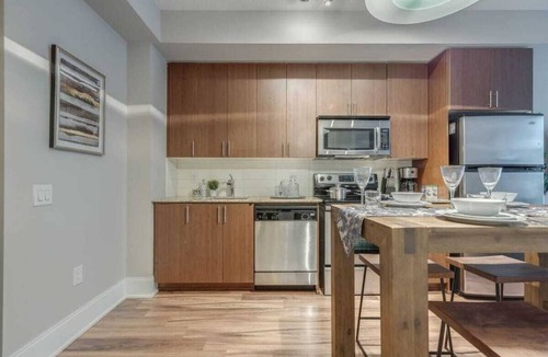 Wellington Place Apartment | Modern 1BR Downtown Condo near everything,Sleeps 4