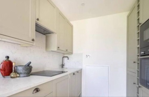 St. Helen's Apartment | Modern 1BR Flat in Peaceful North Kensington