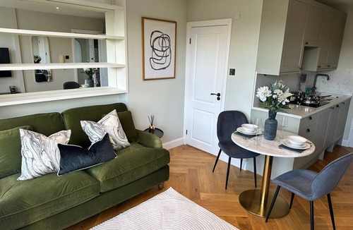 St. Helen's Apartment | Modern 1BR Flat in Peaceful North Kensington