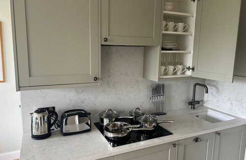 St. Helen's Apartment | Modern 1BR Flat in Peaceful North Kensington