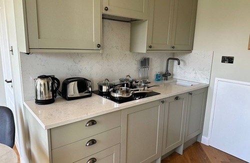 St. Helen's Apartment | Modern 1BR Flat in Peaceful North Kensington