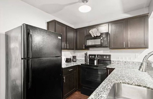 Hyde Park Apartment | Modern 1BR in North Loop - Near UT & Downtown w/Free Parking