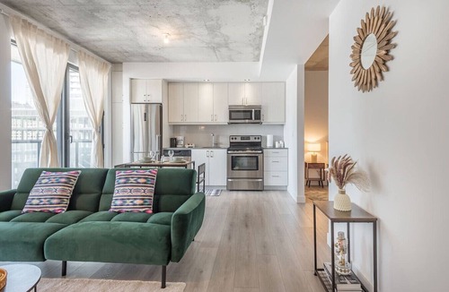 Cite Multimedia Apartment | Modern 1BR in Old Montreal + Lounge Access