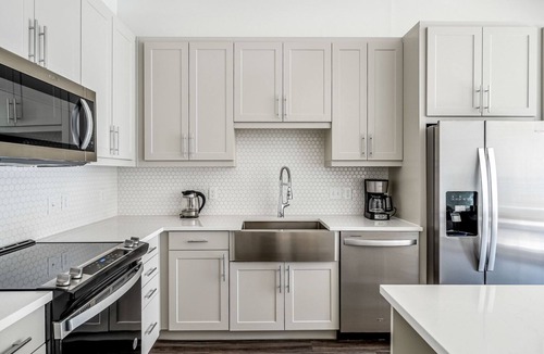 Highland Apartment | Modern 1BR in the Highlands w/Pool, W/D & Gym, walkable, by Blueground