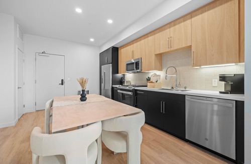 Mid City Apartment | Modern 1BR LA, Workspace Pool Gym
