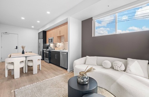 Mid City Apartment | Modern 1BR LA, Workspace Pool Gym