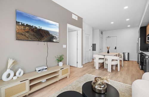 Mid City Apartment | Modern 1BR LA, Workspace Pool Gym