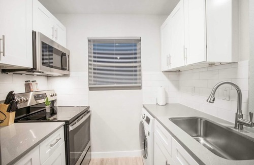 Hyde Park Apartment | Modern 1BR Near UT Hyde Park Evonify