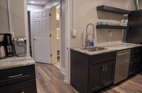 Roanoke Apartment | Modern 1BR - No Stairs - Quiet & Safe - Park Easy