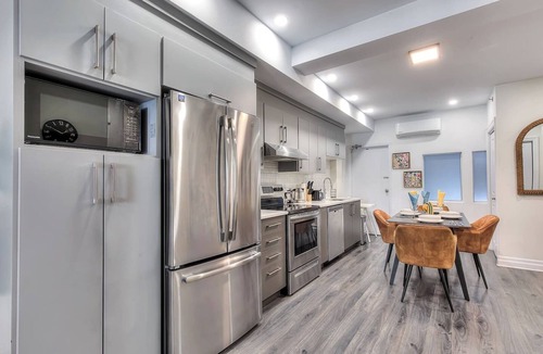 Gay Village Apartment | Modern 1BR on Sainte-Catherine | Walk to Metro