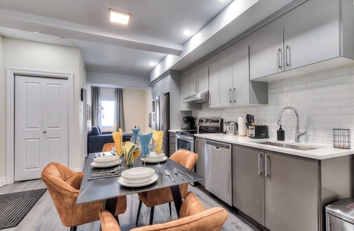 Gay Village Apartment | Modern 1BR on Sainte-Catherine | Walk to Metro