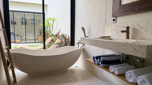 Kuta Villa | Modern 1BR Pool Villa-Walk to Beach-Central Legian