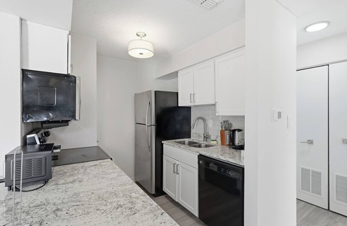 Hurstbourne Acres Apartment | Modern 1BR | Relax & Unwind