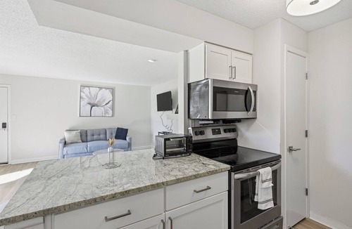 Hurstbourne Acres Apartment | Modern 1BR | Relax & Unwind