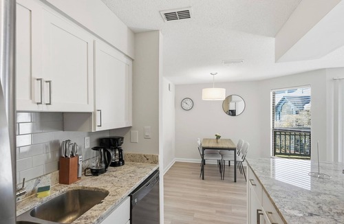 Hurstbourne Acres Apartment | Modern 1BR | Relax & Unwind