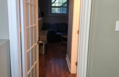 Dartmouth House | Modern 1BR suite centrally located