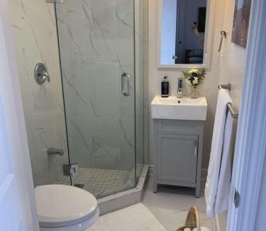 Rathwood Apartment | Modern 1BR Suite close to Toronto Airport