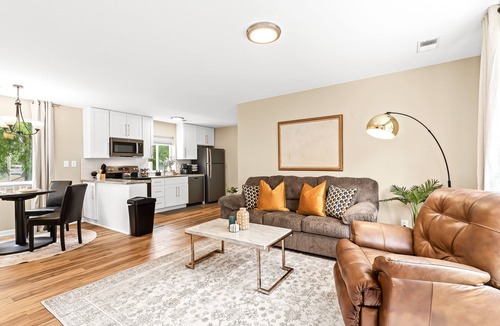 Roseville Apartment | Modern 1BR Upper Flat | King Bed + In-Unit Laundry