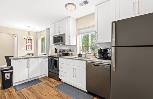Roseville Apartment | Modern 1BR Upper Flat | King Bed + In-Unit Laundry