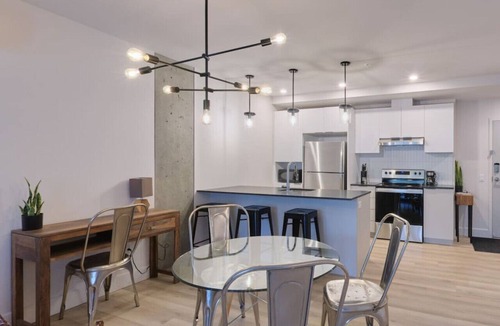 Pointe-de-Sainte-Foy Apartment | Modern 1BR w/den, Skyline Views, Gym and Pool