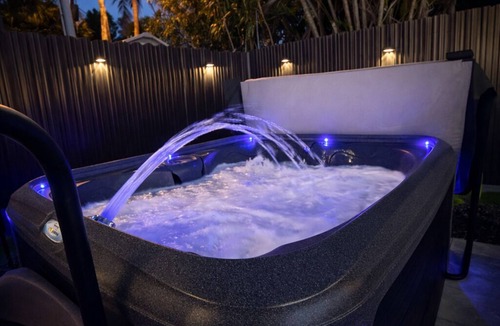Southside House | Modern 1BR w/Hot Tub/Prime Location/Sleeps 5