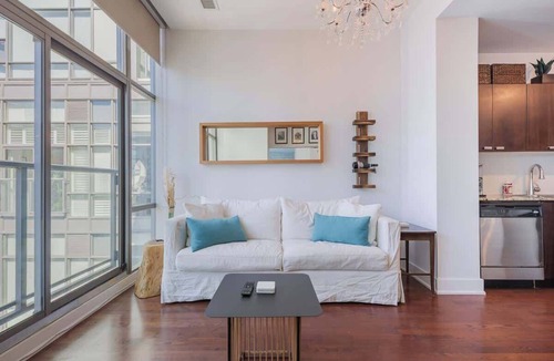 Bathurst Quay Apartment | Modern 1BR Waterfront Condo near Downtown