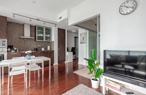 Toronto Entertainment District Condo | Modern 1BR | WFH Desk+Monitor | FastWiFi | Kitchen