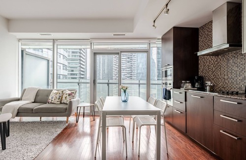 Toronto Entertainment District Condo | Modern 1BR | WFH Desk+Monitor | FastWiFi | Kitchen