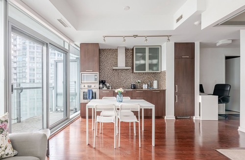 Toronto Entertainment District Condo | Modern 1BR | WFH Desk+Monitor | FastWiFi | Kitchen