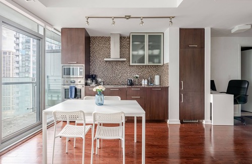 Toronto Entertainment District Condo | Modern 1BR | WFH Desk+Monitor | FastWiFi | Kitchen