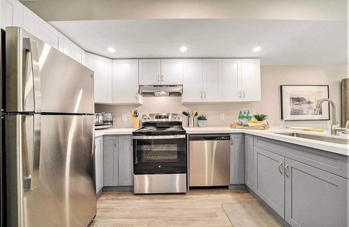 Ottawa Division House | Modern 1BR With Office For Remote Work