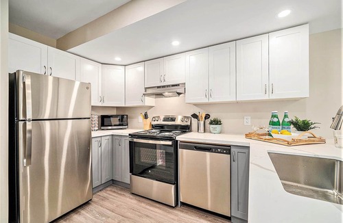 Ottawa Division House | Modern 1BR With Office For Remote Work