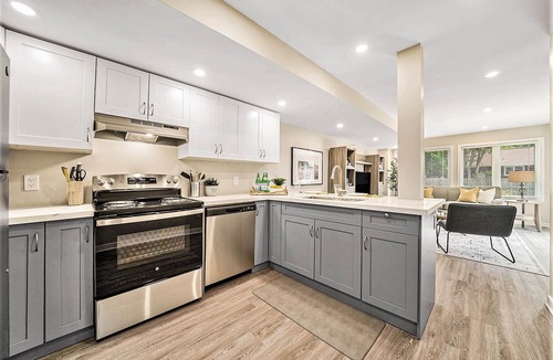 Ottawa Division House | Modern 1BR With Office For Remote Work