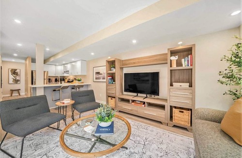 Ottawa Division House | Modern 1BR With Office For Remote Work