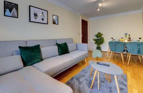 Leamington Spa Apartment | Modern 2 bed apt with parking and Netflix
