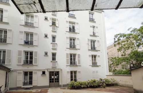 Montmartre Apartment | Modern 2 Bdr Apt - 2 queen size beds - Up to 6 guests - optional parking rental