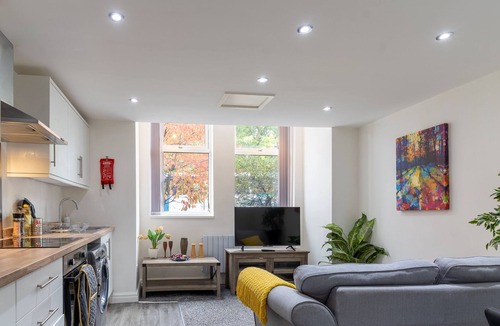 Rusholme Apartment | Modern 2-Bed Apartment with Parking